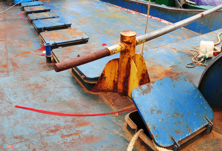 Sàn tàu và các nắp hầm tàu cá bị gỉ sắt, xuống cấp. Hai tuần trước, Sở Nông nghiệp và Phát triển nông thôn Bình Định tổ chức đối thoại giữa các chủ tàu với các Công ty đóng tàu và đơn vị đăng kiểm. "Tại cuộc họp này, họ đã thừa nhận, vỏ tàu của tôi đóng bằng sắt, thép Trung Quốc chứ không phải Hàn Quốc hay Nhật Bản theo hợp đồng thiết kế. Còn đơn vị đóng tàu thì giải thích, tàu của tôi bị gỉ sắt là do nước biển làm oxy hóa khó thể chấp nhận được", ông Lý nói.