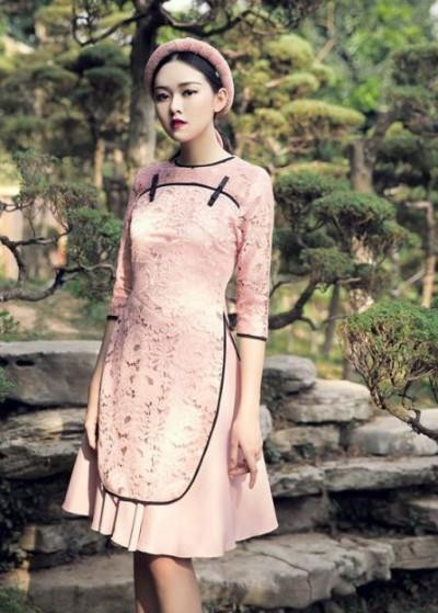 Áo dài có chất liệu bằng ren Năm nay những kiểu áo dài được làm từ chất liệu ren đặc biệt được các bạn gái ưa chuộng và lựa chọn. Với tính năng trẻ trung, mới mẻ và thoáng mát, nên áo dài ren đang được lòng nhiều bạn trẻ Việt trong năm nay. Với nét nữ tính, nhẹ nhàng, tôn được vẻ đẹp quyến rũ của người mặc là những ưu điểm không thể bàn thêm về áo dài ren. Kiểu áo dài ren này còn dễ dàng kết hợp được với những trang phục hiện đại như quần jean hay quần ống côn hoặc những quần khác màu áo, sẽ là sự kết hợp mới lạ.