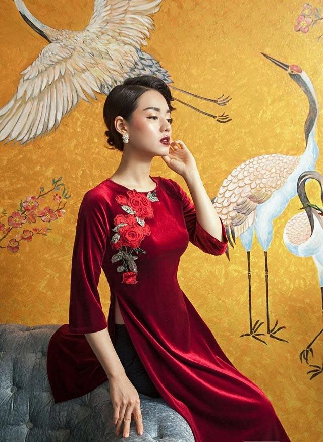 Áo dài có chất liệu nhung Xu hướng mặc những chiếc áo dài nhung đang trở lại và thổi vào hồn những nhà thiết kế những kiểu áo dài nhung đúng chất Việt, mang đậm thuần phong mỹ tục dân tộc. Áo dài nhung mang nét vừa cổ điển đầy thanh lịch. Khi được xử lý phom dáng hiện đại, áo dài nhung cũng trở nên phù hợp với nhiều dịp không chỉ riêng mùa lễ tết, mà còn có thể dùng khi đi làm hay đi chơi, dạo phố với bè bạn. Ngày nay, áo dài nhung được thiết kế với mẫu mã thành những chiếc áo dài cách tân mang lại vẻ trẻ trung và hiện dại.