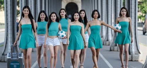 Bên cạnh việc tương tác, các hot girl bóng đá còn có cả một dịch vụ quản lý cả độc quyền và miễn phí nhắc nhở mọi người đến giờ bóng lăn. Theo đó, khán giả Trung Quốc chỉ cần đăng ký bằng tài khoản WeChat trên trang chính thức của Hisense, họ có thể nhận được những cuộc gọi đánh thức từ những hot girl này, nhắc nhở họ trận đấu sắp bắt đầu.