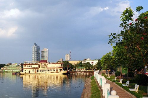 Hoạt động của các du thuyền, nhà hàng trên bến thủy đã tồn tại từ nhiều năm qua đã làm ảnh hưởng đến cảnh quan, môi trường mặt nước hồ Tây. Cùng với đó, an ninh, trật tự cũng khó quản lý, tiềm ẩn nhiều vấn đề phức tạp. Ngày 20/6, Thanh tra Sở GTVT cùng CSGT Đường thủy đã lập biên bản, đình chỉ hoàn toàn hoạt động của tất cả các tàu thuyền, nhà hàng đang hoạt động ở bến thủy trên Hồ Tây, kể cả có phép lẫn không phép. Doanh nghiệp nào cố tình không chấp hành sẽ bị tịch thu, bán đấu giá phương tiện.