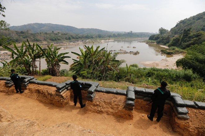 Lính Thái Lan đứng gác tại đồn Ban Kaen Kai bên bờ sông Mekong. Hoạt động sản xuất và buôn ma túy tại Tam Giác Vàng bùng nổ bởi nhiều yếu tố: Biên giới giữa Lào và Myanmar hầu như không được canh gác; Địa hình hiểm trở, cộng với việc các nhóm phiến quân cát cứ nhiều khu vực khiến lực lượng chức năng không thể truy quét bọn tội phạm; Tình trạng thiếu kinh phí và nghiệp vụ kém (do không được đào tạo bài bản) cũng là nguyên nhân khiến hoạt động trấn áp ma túy trở nên không hiệu quả.