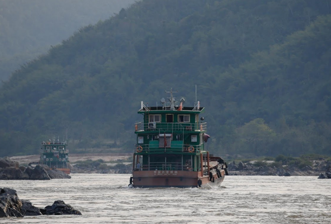 Một tàu hàng Trung Quốc di chuyển trên sông Mekong.