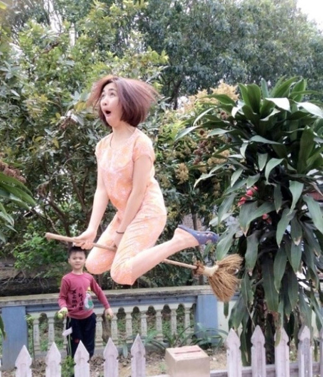 Thời gian gần đây, cái tên Hòa Minzy càng trở nên hot hơn sau khi cô tham gia Gương mặt thân quen nhờ tài năng âm nhạc và sự hoạt ngôn của mình. Chính về thế, những thông tin về nữ ca sĩ luôn nhận được nhiều sự chú ý của công chúng. Đặc biệt là cuộc sống riêng tư, nhất là hoàn cảnh ở quê Bắc Ninh, nơi cô sinh ra và gia đình cô hiện vẫn đang sống ở đó. Trong ảnh, Hòa Minzy tạo dáng "bá đạo" khi chụp ảnh ở sân nhà.