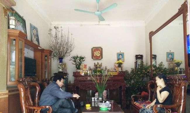 Hòa Minzy tâm sự: "Ở quê tôi ngày xưa, gia đình nào cũng khó khăn. Đã thế, bố mẹ lại còn phải nuôi năm đứa con nên càng vất vả. Lúc còn khỏe mạnh, bố hay đi xây dựng ở các tỉnh xa. Mỗi chuyến như thế, mẹ và chị gái lại đi theo để phụ hồ".