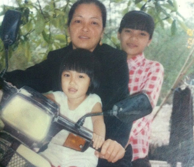 Nữ ca sĩ thời nhỏ cùng mẹ và chị gái.