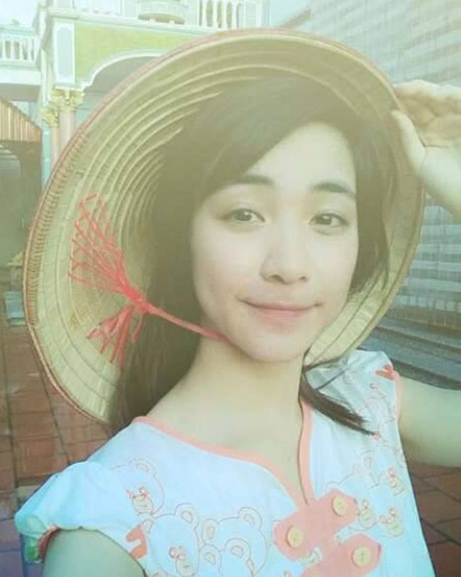 Mỗi lần về quê, Hòa Minzy lại tạo dáng thành cô "thôn nữ" để khoe với fan.