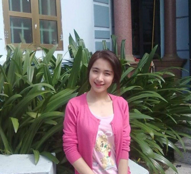 Ngôi nhà của Hòa Minzy ở quê được bao quanh bởi nhiều loại cây.