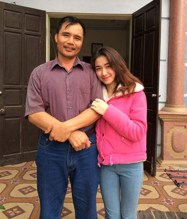 Bố mẹ Hòa Minzy là những người lao động thuần nông.