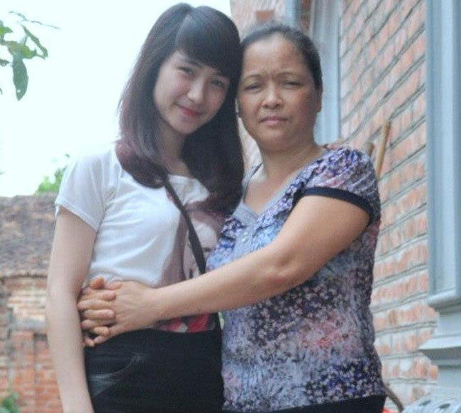 Một bức ảnh cũ Hòa Minzy bên mẹ trong quá khứ nhận được nhiều lượt like của cư dân mạng.