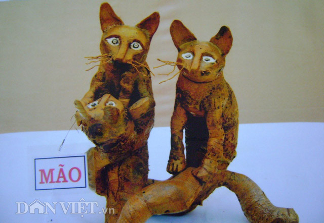 Mèo con ra vại nước, bàn chân nó vuốt vuốt (Mão) rất ngộ nghĩnh.