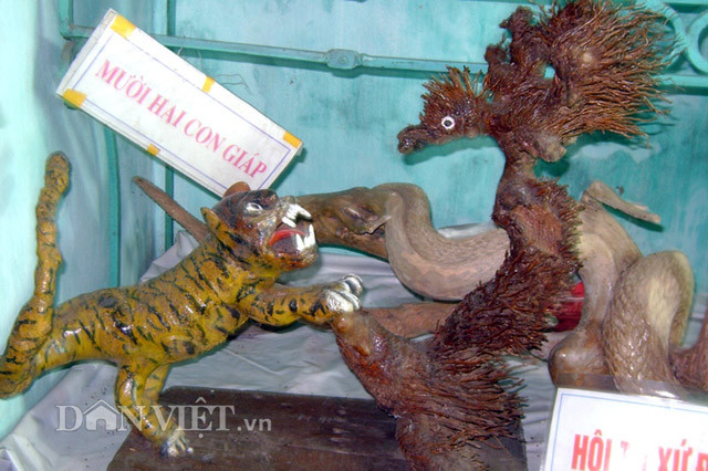 Tác phẩm “Anh hùng tương ngộ” (Dần) nói về câu chuyện đại chiến giữa hổ và đại bàng.