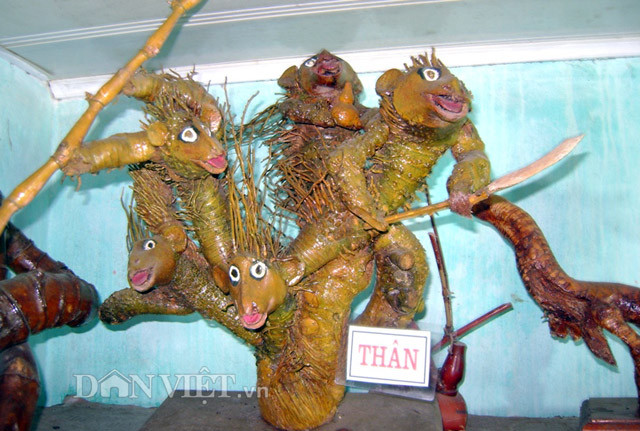 Gia đình nhà khỉ (Thân) được cách điệu cầm gậy như Tôn Ngộ Không.