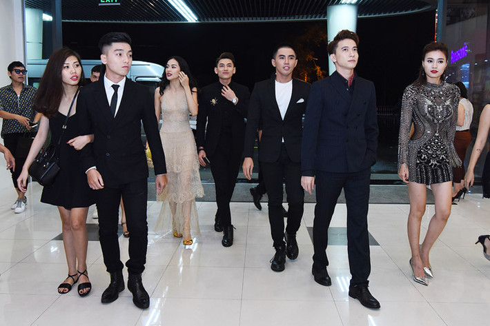 Dù mưa bão song dàn diễn viên trẻ của "Tấm Cám" vẫn tươi tắn ngay khi xuống xe gặp khán giả.