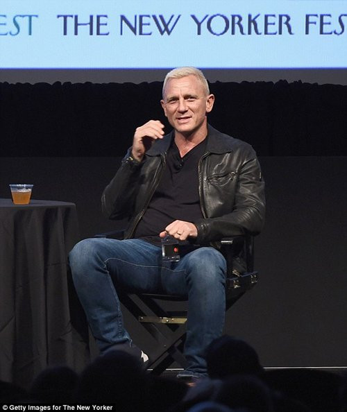 Trái với những suy đoán trước đây của báo giới xoay quanh việc nam tài tử người Anh, Daniel Craig từ chối đóng tiếp các phần phim về siêu điệp viên James Bond; thì mới đây, anh đã đưa ra sự lựa chọn của mình. Phát biểu tại Liên hoan New Yorker diễn ra vào ngày hôm qua 8/10, khi được hỏi về quyết định của nam diễn viên về việc có thủ vai James Bond thêm lần nào nữa không, thì Daniel Craig tỏ vẻ ngạc nhiên: “Tôi đã nhận được một trong những công việc tốt nhất thế giới, là vào vai Bond. Những gì tôi nhận lại từ mỗi bộ phim về Bond, là thứ không công việc nào mang lại được”.