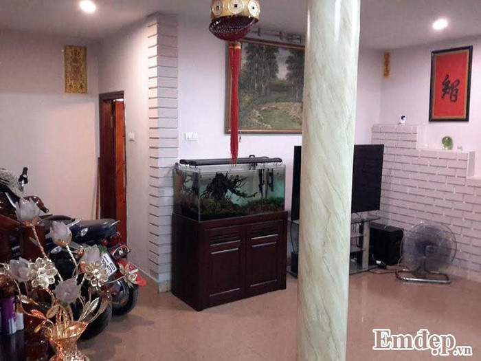 Trước cải tạo Trước khi cải tạo lại, phòng khách của căn nhà phố có nhiều góc chết và chưa được bố trí hợp lý. Căn phòng bị vướng cột trụ giữa nhà khiến diện tích bị bó hẹp nhiều.