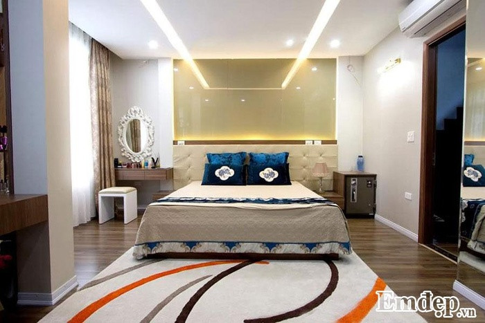 Thảm trải sàn màu sắc giúp phòng ngủ trẻ trung hơn nhiều.