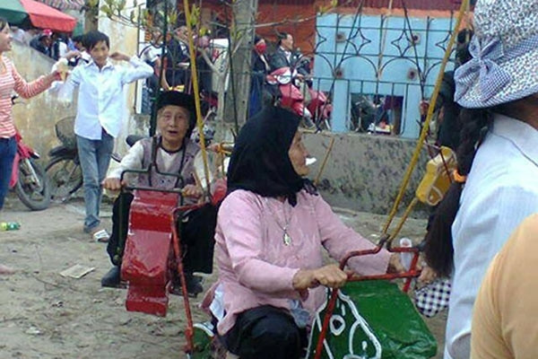 Hình ảnh vô tư và đáng mến này của các cụ nhận được nhiều sự quan tâm của cộng đồng mạng.