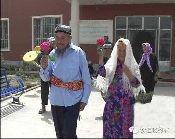 Cuối cùng, cụ bà cũng mềm lòng và đồng ý nên duyên vợ chồng với cụ ông. Ông bà cụ đã đi đăng ký kết hôn trước khi tổ chức hôn lễ ấm cúng tại viện dưỡng lão.