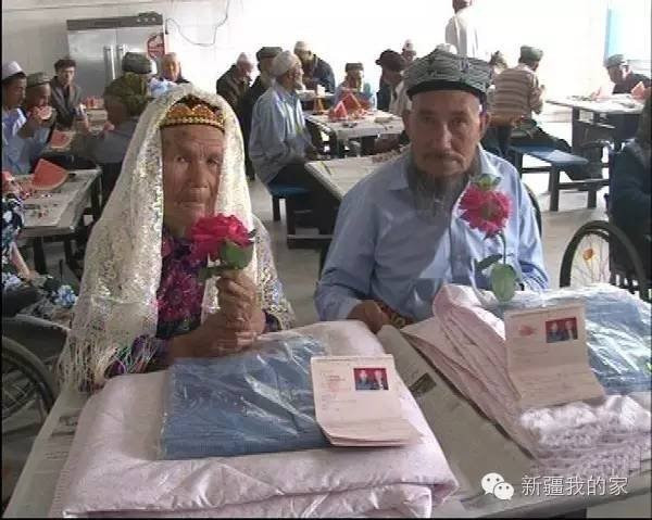 Cụ ông nói rằng ông nảy ra ý định theo đuổi cụ bà vì bà nấu ăn ngon lại lương thiện. Nhưng không có chuyện gì là dễ dàng, cụ ông đã bị từ chối nhiều lần trong suốt quãng thời gian đó.