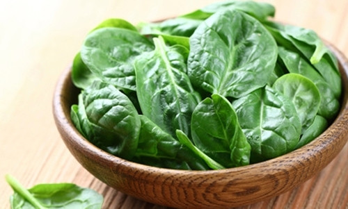 4. Mùng tơi Trong loại rau mùng tơi có chứa nhiều dưỡng chất tốt cho da như vitamin A3, B3 cùng một số chất khác như saponin, sắt… Vì thế, chúng cũng được coi là loại rau giúp giảm viêm, kháng khuẩn và loại bỏ mụn. Bạn chỉ cần sử dụng 1 nắm lá rau mồng tơi loại tươi non, rửa sạch rồi bỏ vào cối giã thật nát với 1 thìa muối biển. Sau đó, vắt lấy nước thoa đều lên khắp mặt hoặc những vùng da bị mụn. Tiếp tục để chúng lưu lại trên da khoảng 15-20 phút thì rửa lại bằng nước sạch.