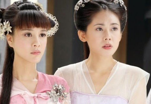 Cảnh tìm người chỉ có ở phim: Ở nhiều phim, khán giả bắt gặp nhân vật hối hả đi tìm người. Họ gặp bất kỳ ai trên đường để hỏi những câu như: "Người có thấy cô nương cao ngần này, gầy thế này?". Hoặc có lúc, họ tìm người với một bức tranh không hề giống người thật. Thế nhưng, câu trả lời nhận được bao giờ cũng là đối phương hét to: "Đúng rồi, đúng là người đó".