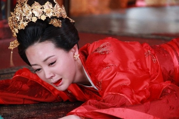 Không ít cư dân mạng bình luận: "Có vẻ nhà làm phim sợ khán giả không hiểu nếu thiếu các cảnh đổ máu như thế này".
