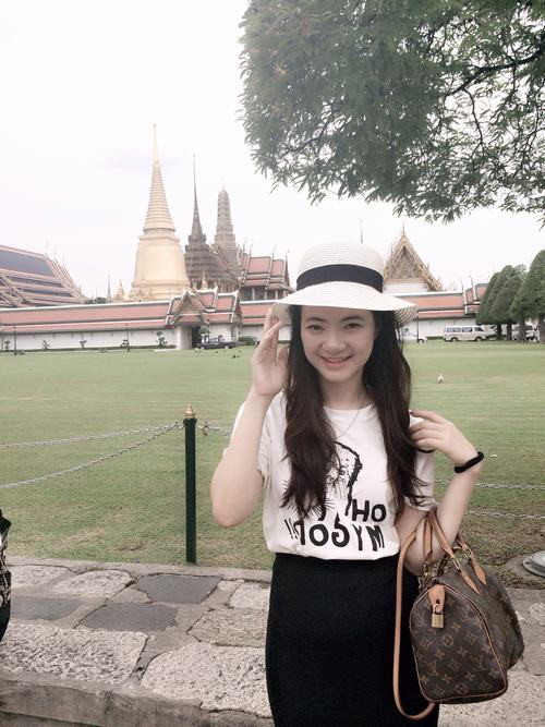 Bà mẹ 2 con được nhiều người yêu mến nhờ vóc dáng mảnh mai, gương mặt thanh tú và làn da trắng hồng. Nhìn vẻ trẻ trung đáng ngưỡng mộ của Nguyễn Hương, ít ai đoán được rằng cô đã bước sang tuổi 32. Nhiều người từng có dịp tiếp xúc với Nguyễn Hương đều có chung nhận xét, cô là mẫu người con gái truyền thống, tinh tế nhưng rất tình cảm. Đặc biệt, cô còn khá nhiều suy nghĩ và cái nhìn mới về các khía cạnh khác nhau trong cuộc sống.