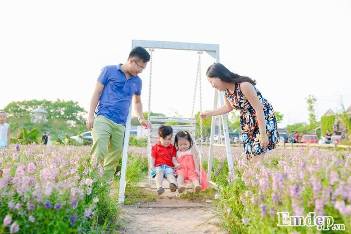 Tại vườn hoa người ta còn dựng lên khá nhiều những ngoại cảnh đẹp mắt tha hồ cho bạn thỏa sức chụp ảnh và tạo dáng.