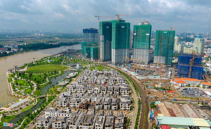 1. Vinhomes Central Park là dự án bất động sản lớn đầu tiên của Vingroup tại TP.HCM tọa lạc ở vị trí đắc địa tại khu vực Tân Cảng (quận Bình Thạnh). Tổ hợp khu đô thị phức hợp này có diện tích gần 44 ha, với tổng mức đầu tư khoảng 30.000 tỷ đồng, dự kiến hoàn thành tổng thể vào năm 2017. Các phân khu chính gồm khu căn hộ và biệt thự cao cấp, khu văn phòng cho thuê và căn hộ dịch vụ, khu trung tâm thương mại cùng các khu tiện ích khác. Ảnh: Anh Tuấn