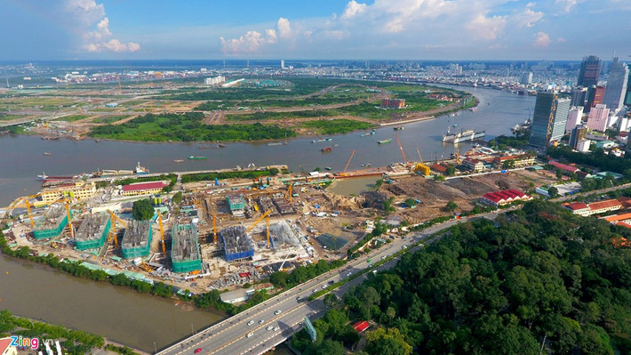 Riêng cung đường 6 km ven sông Sài Gòn, kéo dài từ Ung Văn Khiêm (quận Bình Thạnh) đến bến Vân Đồn (quận 4) có một loạt dự án, tạo nên nguồn cung lớn cho phân khúc căn hộ cao cấp ở TP.HCM, với trên 20.000 sản phẩm. Ảnh: Anh Tuấn