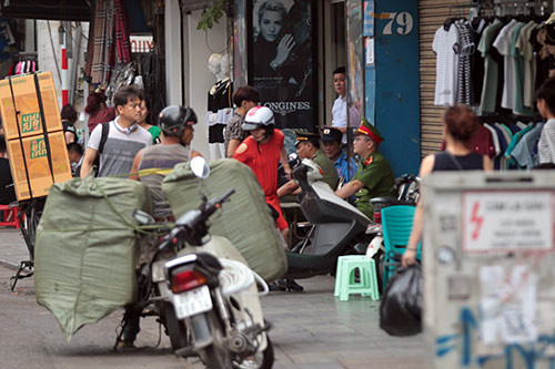 Tại tuyến phố Hàng Ngang - Hàng Đào, mặc dù lực lượng chức năng thường xuyên túc trực, nhắc nhở nhưng tình trạng lấn chiếm vỉa hè vẫn xảy ra.