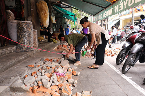 Điểm tích cực trong đợt cao điểm ra quân xử lý về trật tự giao thông, trật tự đô thị là hàng loạt bậc tam cấp lấn chiếm vỉa hè của các hộ dân đã được phá bỏ.