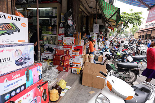 Cảnh tượng nhếch nhác, lộn xộn y hệt như trước khi Hà Nội ra quân.