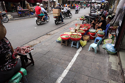 Vạch sơn bố trí không gian cho người đi bộ bị các hộ dân lấn chiếm vào mục đích kinh doanh.