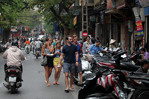 Không có chỗ đi bộ, người dân và khách du lịch phải tham gia giao thông dưới lòng đường.