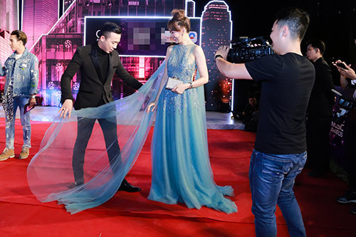 Nói về độ phũ phàng trong showbiz Việt thì Hari Won xứng danh người vợ "ác" nhất khi liên tục "dìm hàng" chồng bất kể ngày đêm. Từ chụp ảnh xấu cho đến cả "nói xấu chồng", Hari để thoải mái thực hiện. Cô ca sĩ người Hàn Quốc không ngại ngần tiết lộ tật xấu nói nhiều của Trấn Thành, thậm chí còn dùng từ "đàn bà" để miêu tả người bạn đời của mình.