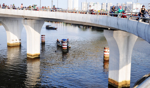 Quan sát lan can cầu rất thấp.