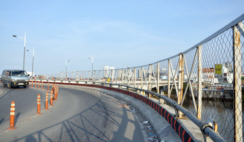Sau vụ tai nạn nghiêm trọng này, lực lượng chức năng đã cho lắp rào lưới B40, biển cảnh báo, gờ giảm tốc. Chị Linh người dân ở quận 4 cho biết:“Vào những ngày mưa, chạy qua đoạn đường này rất nguy hiểm. Nếu không chú ý, rất dễ lao thẳng xe vào hàng rào lưới B40. Rất nhiều trường hợp người đi xe máy mất lái nhưng nhờ có lưới B40 trên cầu cản lại, nếu rơi xuống bên dưới, chắc mất mạng”.