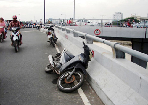 Cuối năm 2012, hai thanh niên chạy xe máy đã “bay” từ trên cầu Nguyễn Văn Cừ xuống đường Bến Vân Đồn ở độ cao gần 10m khiến cả hai tử vong. Ngoài ra, trước thời điểm hai thanh niên gặp nạn đã có rất nhiều người “phi thân” xuống bên dưới
