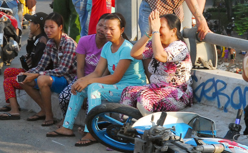 Có mặt tại hiện trường nơi khúc cua tử thần trên cầu, gia đình thanh niên mất tích luôn miệng gào khóc và nói: “Giá như lan can cầu cao hơn chút thì con, em tôi đã không rơi xuống kênh”.