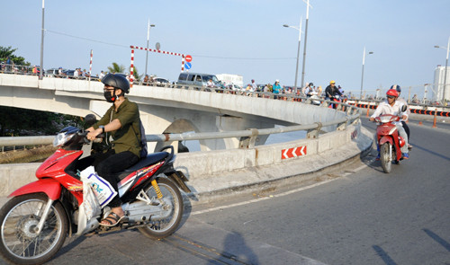 “Mỗi lần ôm cua ở cầu dù chạy rất chậm nhưng vẫn “rợn người”, chỉ cần một va quẹt nhỏ có thể rơi xuống kênh ngay”, anh Phan Nam, ngụ quận 4 cho biết.