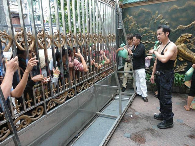 Mới đây, bầu show Quí Ngọc - em trai kết nghĩa của danh ca Ngọc Sơn đã tiết lộ nhiều bí mật và những hình ảnh chưa từng công bố về "ông hoàng nhạc sến". Đó là một loạt khoảnh khắc thời “ngây thơ, quê mùa” của nam danh ca.