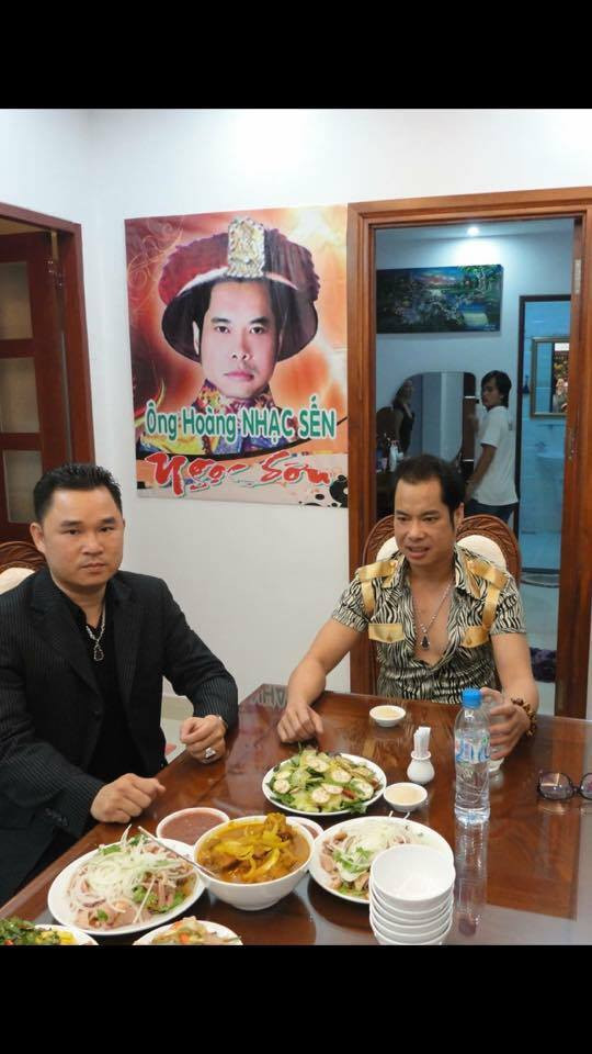 Ngọc Sơn và Quí Ngọc (biệt danh Hai Lúa) tình cờ gặp nhau trong một lần bầu show về Việt Nam làm từ thiện, cả hai chia sẻ với nhau thấy quan điểm hợp nên đã kết tình anh em. Trong đó, Ngọc Sơn làm anh nên có tên anh Ba, Quí Ngọc làm em nên có tên anh Tư.