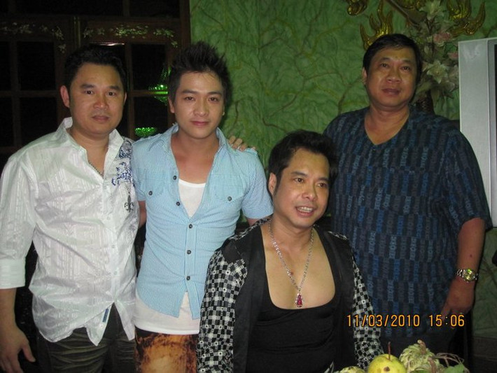 Cuộc đời bầu show Quí Ngọc cũng như danh ca Ngọc Sơn đều có nhiều thăng trầm. Hiện tại là một bầu show quyền lực nhưng Quí Ngọc từng bị đuổi đánh khi làm lơ xe, nỗ lực học hành để trở thành nhân viên một công ty sản xuất máy tính, dần dần tự tổ chức các show ca nhạc, sự kiện giải trí có sự góp mặt của các nghệ sĩ đình đám.