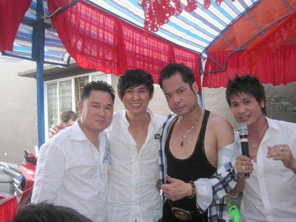 Bên cạnh đó, bầu show Quí Ngọc còn tâm sự, Ngọc Sơn có nhiều biệt tài mà khó ai sánh bằng. “Kỷ niệm đáng nhớ nhất là chỉ trong đoạn đường từ TP. HCM về An Giang dự đám cưới học trò Lương Gia Huy, anh Ba sáng tác xong bài hát Nụ cười biệt ly, sau đó hai anh em trao đổi lời bài hát để hoàn thành”, Quí Ngọc nhớ lại.