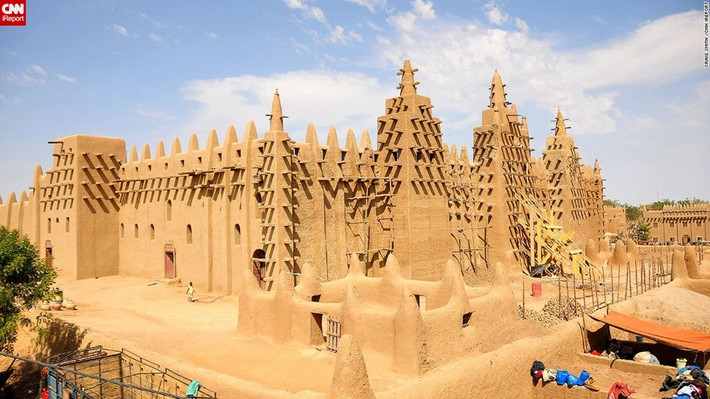 Timbuktu (Mali): Trước khi sa mạc Sahara gần như nuốt chửng cả thành phố, và trước khi thực dân Pháp quét qua, Timbuktu từng là một trong những trung tâm giáo dục quan trọng nhất thế giới. Những người gìn giữ các bản thảo sót lại vẫn sử dụng kỹ thuật cũ để bảo quản chúng, giống những thủ thư trước kia.