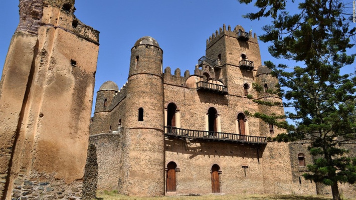 Gondar (Ethiopia): Thủ đô của đế chế Ethiopia cổ - Gondar - đã hứng chịu những cuộc xâm lăng liên tiếp từ giữa những năm 1800. Tuy nhiên vài lâu đài và nhà thờ vẫn tồn tại, bao gồm Fasil Ghebbi (trong ảnh) - một thành trì của hoàng gia, giúp chúng ta được chiêm ngưỡng một trong số ít thành phố thời Trung cổ của châu Phi còn tồn tại đến ngày nay.