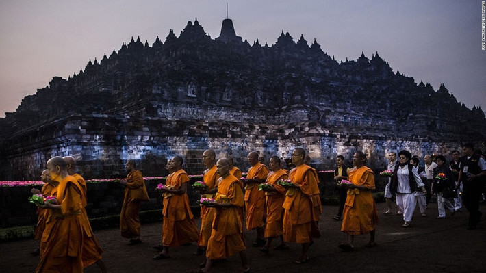 Borobudur (Indonesia): Khu đền Phật giáo từ thế kỷ 9 Borobudur là nơi được tham quan nhiều nhất ở Indonesia. Công trình hoàn thành vào đầu những năm 800, nằm dưới lớp phủ của tro núi lửa và rừng hàng thế kỷ, trước khi được tìm thấy đầu những năm 1800.
