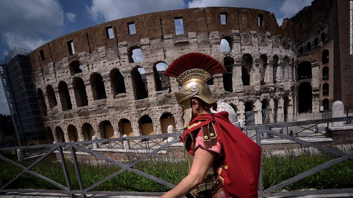 Rome (Italy): Đấu trường La Mã gần 2.000 năm tuổi nằm giữa thành phố hiện đại là một trong những công trình kiến trúc gợi nhớ cho du khách về kỷ nguyên cũ đầy vinh quang của thành Rome.